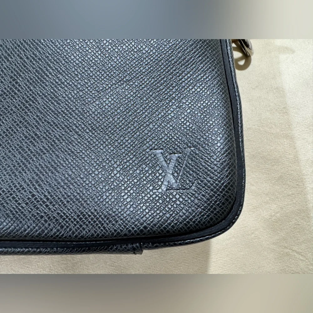 LOUIS VUITTON Taiga Porte-Documents Business MM Ardoise